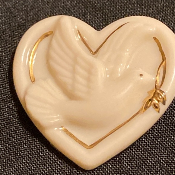 Vintage LENOX Collection Peaceful Heart White Dove Gold Trim Brooch Pin - Picture 7 of 9